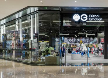 La nueva tienda de Fútbol Emotion en Marineda City arranca con éxito tras su reapertura y ampliación