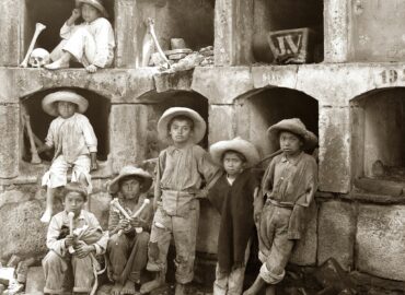 La exposición ‘México en blanco y negro’ reúne fotografía histórica y arte contemporáneo en Madrid