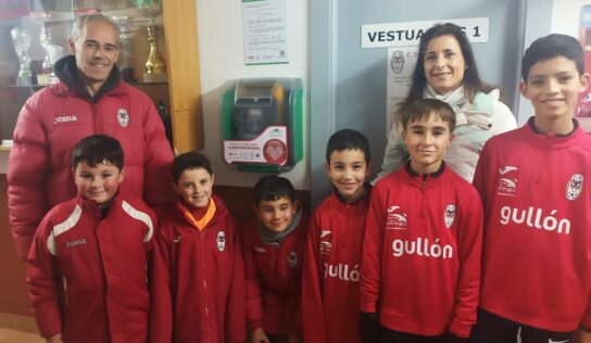 Aguilar de Campoo refuerza su cardioprotección con un nuevo desfibrilador en las instalaciones deportivas