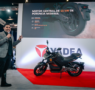 YADEA da a conocer su motocicleta eléctrica insignia Keeness en EXPO MOTO CDMX