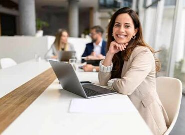 Formación Universitaria presenta su curso oficial de Asistencia a la Dirección