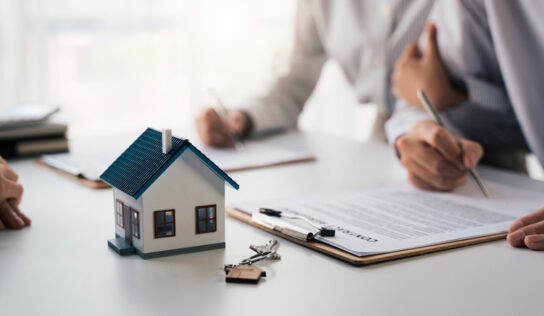 ¿Vender tu piso por tu cuenta o con inmobiliaria? Lo que nadie te cuenta sobre el ahorro real.