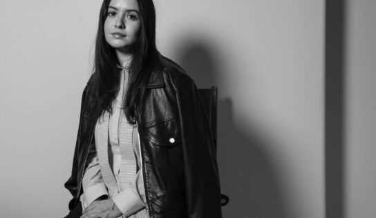 Paulina Ávila presenta «La hora azul», una exploración fotográfica sobre lo efímero, la memoria y la convivencia