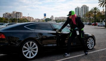 Valencia, pionera en servicios urbanos de vanguardia: limpieza de coches en el lugar de estacionamiento