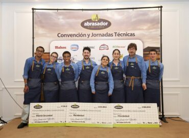 Grupo Abrasador premia a los maestros de la sala en el V Concurso Nacional de Metres y Camareros