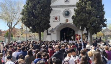 El Colegio Juan Pablo II de Parla lleva la educación a las calles con un Vía Crucis de más de 300 alumnos