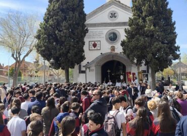 El Colegio Juan Pablo II de Parla lleva la educación a las calles con un Vía Crucis de más de 300 alumnos