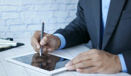 CREDISCORE analiza la firma digital y su impacto en la agilidad financiera del consumidor español