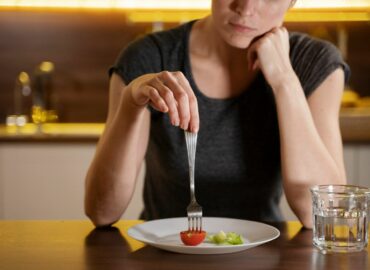 «Las dietas estrictas en menopausia no solo no funcionan, sino que pueden ser contraproducentes», alertan desde DOMMA