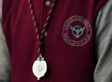 La VI promoción del Colegio Juan Pablo II se gradúa bajo el Sagrado Corazón