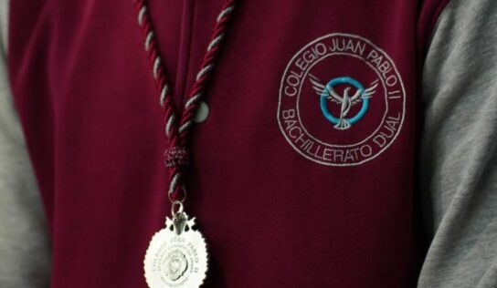 La VI promoción del Colegio Juan Pablo II se gradúa bajo el Sagrado Corazón