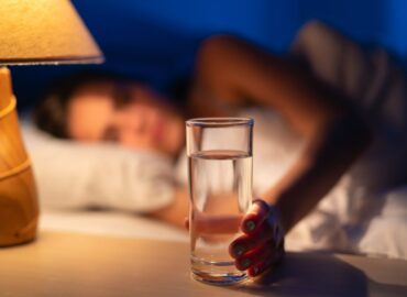 Más de 6 de cada 10 mujeres en menopausia duermen mal, y la llegada del calor agrava los sofocos que arruinan sus noches