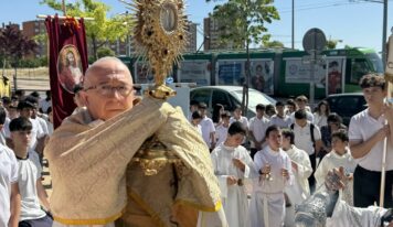 La fe toma las calles de Parla: el Obispo Auxiliar de Getafe preside el Corpus del Colegio Juan Pablo II
