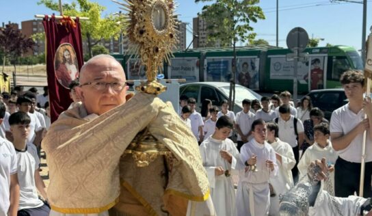 La fe toma las calles de Parla: el Obispo Auxiliar de Getafe preside el Corpus del Colegio Juan Pablo II