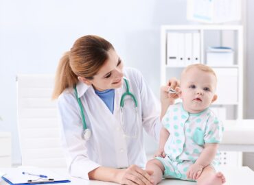 Cinco consejos para prevenir las otitis infantiles durante el verano