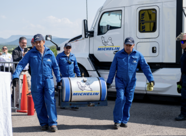 La llanta más cara puede ser la que menos cuesta: Michelin lo demuestra ante notario público