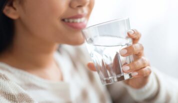 Cuando el aire se llena de humo, el agua también importa: por qué hay que hidratarse