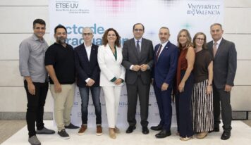 Juan Luis Gandía, rector de la UV, destaca el valor social de la ingeniería en la graduación de la ETSE